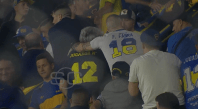 Rolê aleatório: espanhol ex-Manchester United vê jogo na Bombonera ao lado de chefe da barra do Boca