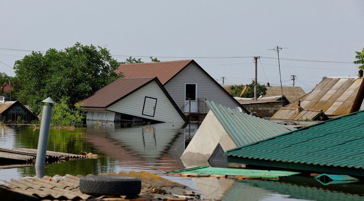 Uma área residencial de Hola Prystan, na Ucrânia ocupada pela Rússia, é inundada em 8 de junho após o colapso da barragem de Nova Kakhovka.