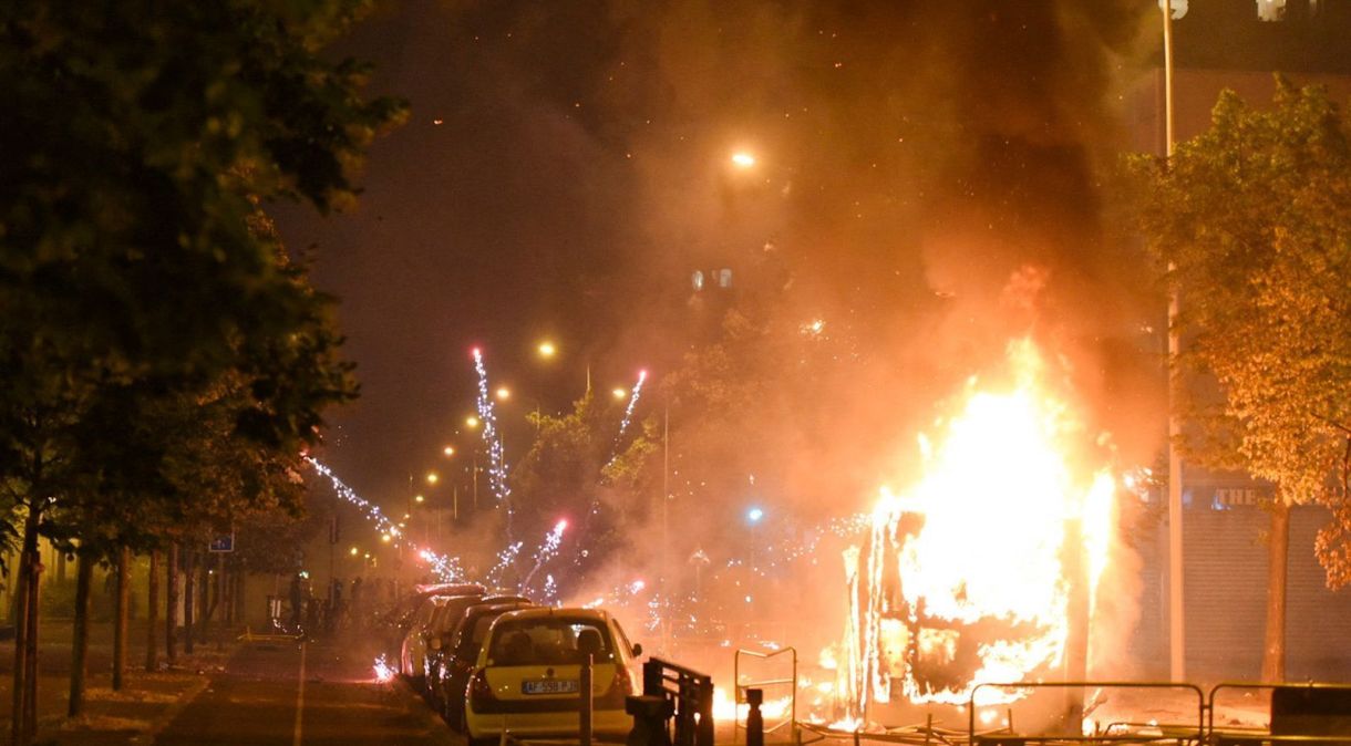 A violência urbana irrompe após a morte de um jovem de 17 anos morto por um policial durante uma parada de trânsito em Nanterre, periferia de Paris, França, na noite de 27 de junho para 28 de junho.