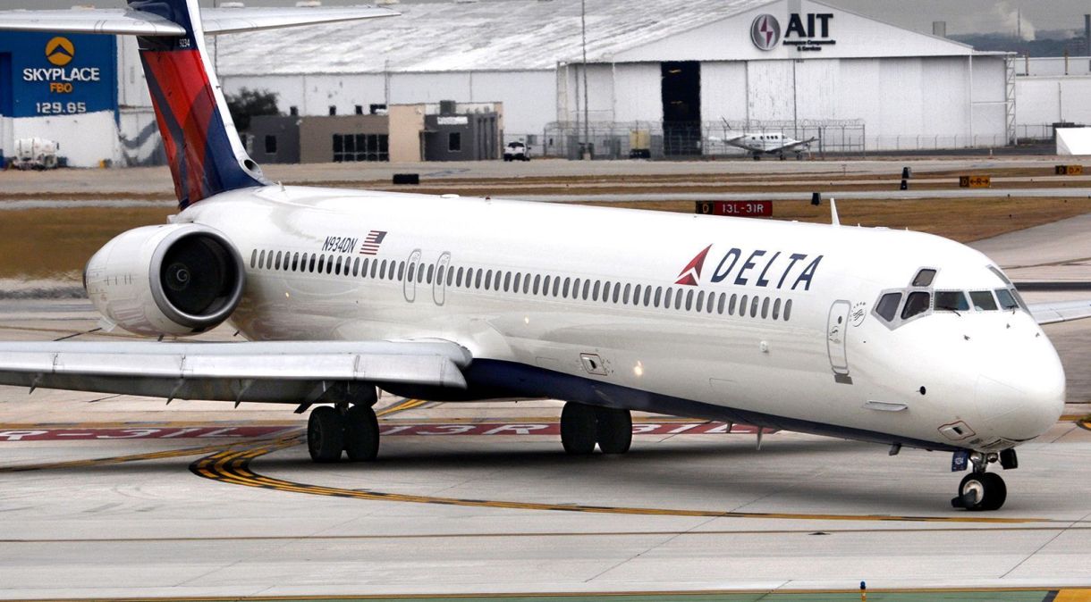 Uma foto de arquivo de um jato de passageiros da Delta Airlines visto no solo no Aeroporto Internacional de San Antonio, no Texas.