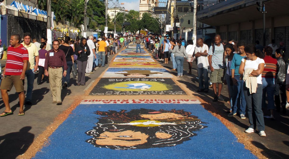 Solenidade de Corpus Christi também é marcada pela ornamentação de tapetes coloridos pelas cidades