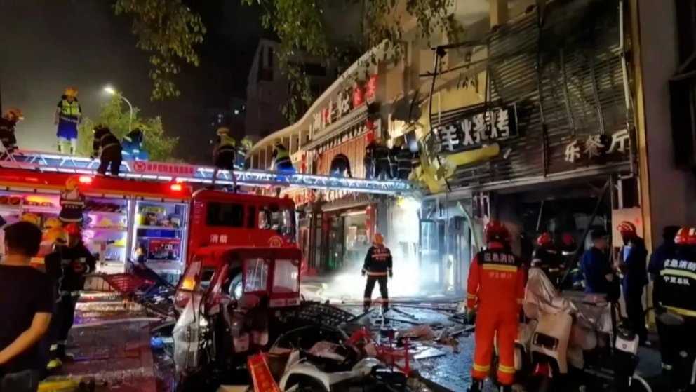 Equipes de emergência respondem a uma explosão de gás em uma churrascaria em Yinchuan, Ningxia, China, em 21 de junho.
