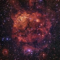 Nebulosa Sh2-284 é uma vasta região com sua parte mais brilhante, observada na imagem, com cerca de 150 anos-luz