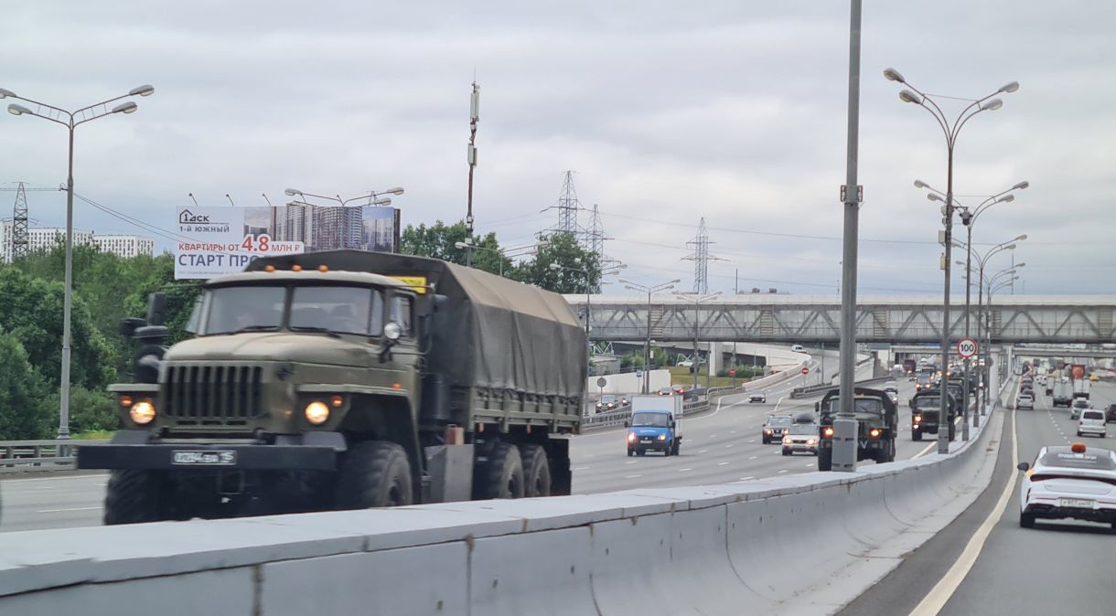 Veículos blindados são vistos ao longo da rodovia M4 para Moscou em meio a tensões crescentes entre o Kremlin e o chefe do grupo Wagner