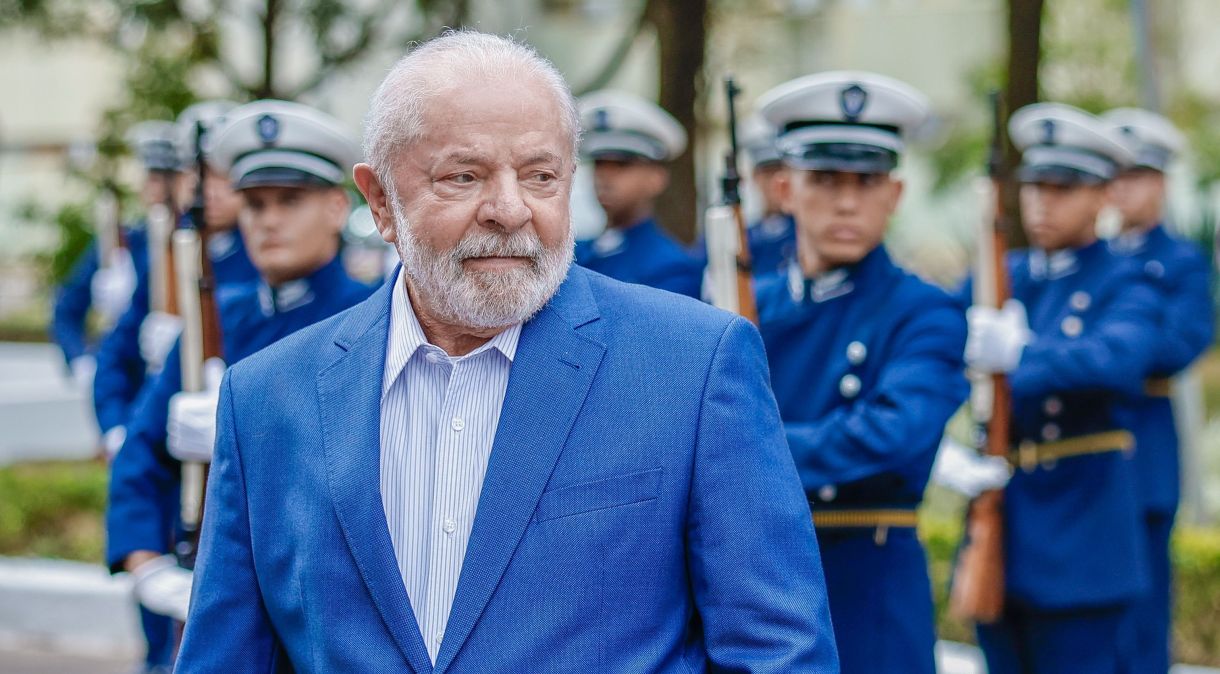 Luiz Inácio Lula da Silva, presidente da República, com militares da aeronáutica ao fundo