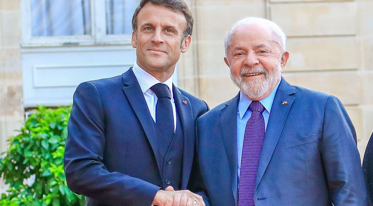 O presidente da França, Emmanuel Macron, e o presidente do Brasil, Luiz Inácio Lula da Silva