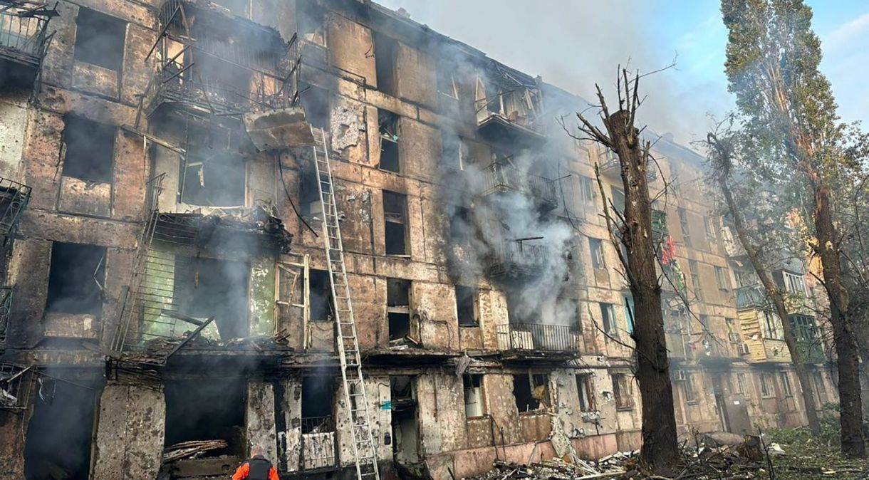 Edifício residencial destruído por um ataque de míssil russo em Kryvyi Rih, região de Dnipropetrovsk, Ucrânia, em 13 de junho.