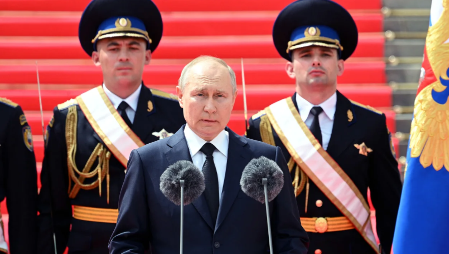 Putin agradeceu às forças de segurança no Kremlin na terça-feira por ajudar a Rússia a evitar a "guerra civil".