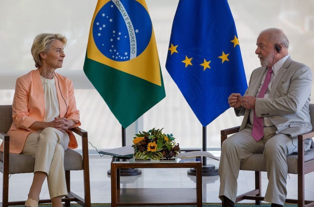 O presidente Luiz Inácio Lula da Silva recebe a presidente da Comissão Europeia, Ursula von der Leyen, no Palácio do Planalto