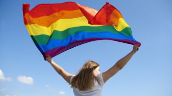 Medida visa proibir cirurgias de readequação de gênero e adoção de crianças por casais do mesmo sexo