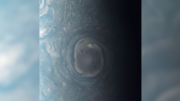 A espaçonave Juno da Nasa detectou um raio perto do pólo norte de Júpiter, mostrado nesta imagem tirada em 30 de dezembro de 2020.