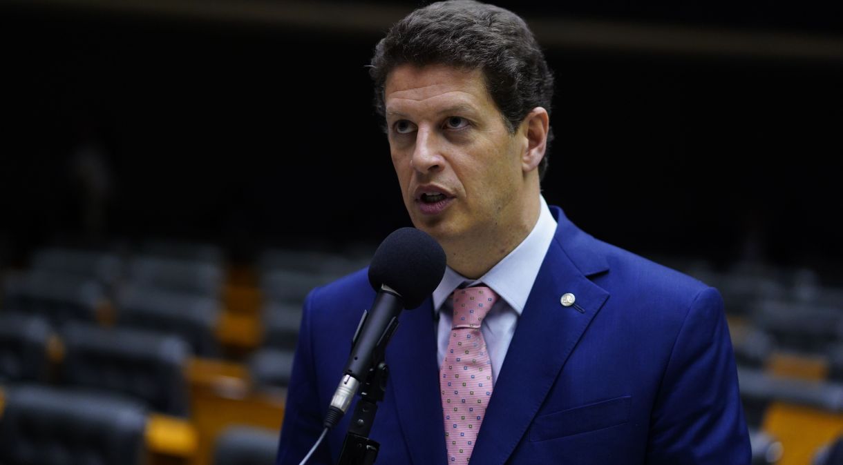 Salles pede indiciamento do ex-ministro do Gabinete de Segurança Institucional Gonçalves Dias e do deputado federal Valmir Assunção (PT-BA)
