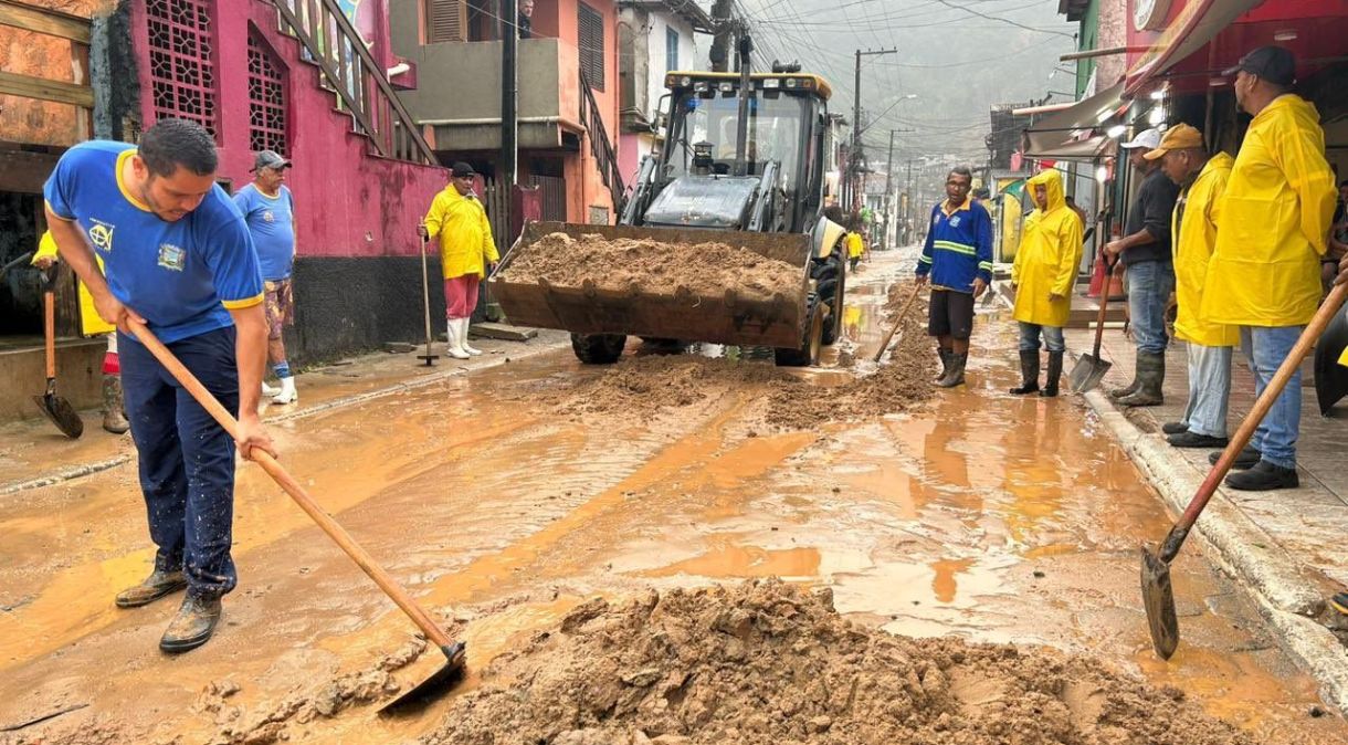 Agentes da prefeitura de São Sebastião trabalham após danos da chuva