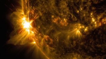 Associação entre as manchas e as explosões solares tem sido amplamente investigada ao longo do tempo