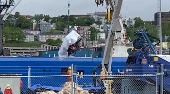 Destroços do submarino que implodiu durante expedição ao Titanic chegaram ao porto de Saint Johns, no Canadá, nesta quarta-feira (28)