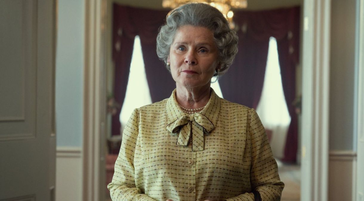 Imelda Staunton interpretando a Rainha Elizabeth II em "The Crown"