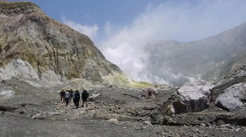 Erupção de vulcão aconteceu em 2019 em Whakaari, ou Ilha Branca, e matou 22 pessoas; Julgamento das empresas de turismo e proprietários da ilha começou e deve durar 16 semanas