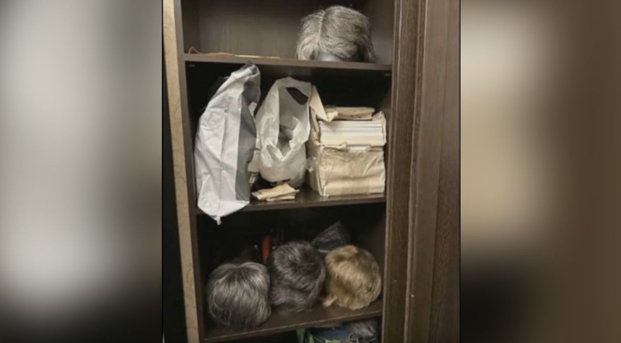 Imagem mostra várias perucas escondidas em um armário no que as autoridades russas disseram ser a casa de Prigozhin