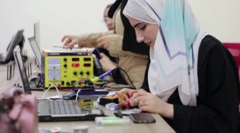 Walaa Hammad oferece serviços a outras mulheres que procuram privacidade de suas fotos e redes sociais, encontrando raro nicho de trabalho na cidade palestina