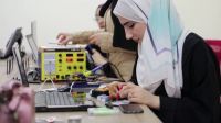 Em Gaza, mulher se especializa em conserto de celulares para evitar que homens acessem seus dados