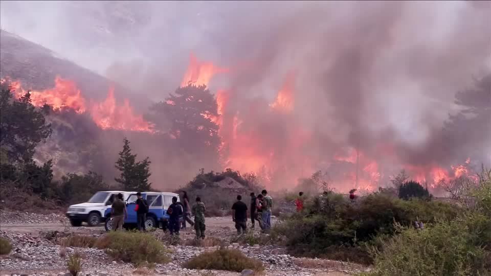 Incêndio florestal na ilha de Rodes, na Grécia, em 24 de julho de 2023.