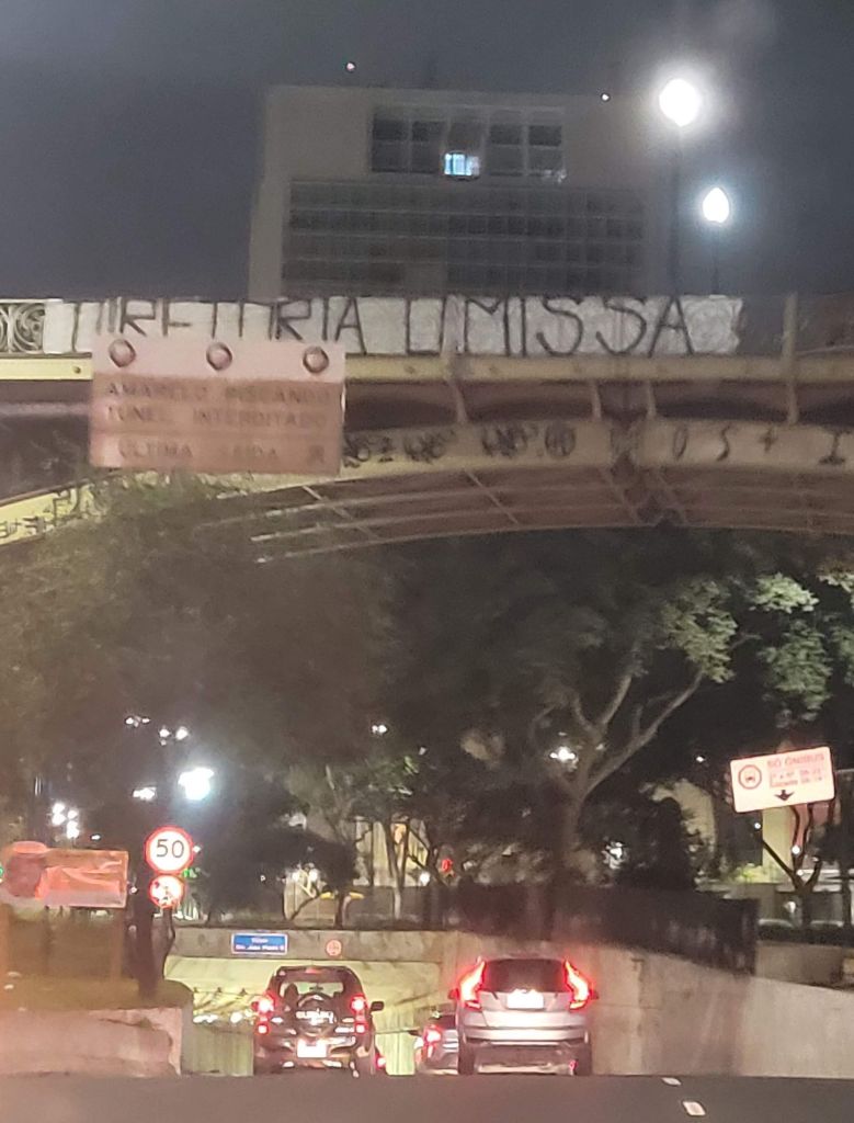 Faixa de protesto instalada em viaduto na Avenida Tiradentes, em São Paulo