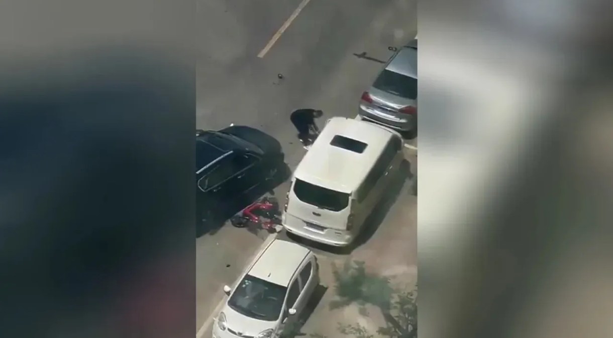 Captura de tela de um vídeo de uma testemunha mostra um ataque no qual um homem repetidamente dirigiu seu carro por cima de uma mulher em Shandong, China