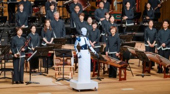 O robô androide EveR 6 liderou uma apresentação da orquestra nacional da Coreia do Sul, em Seul, na noite de sexta-feira (7)