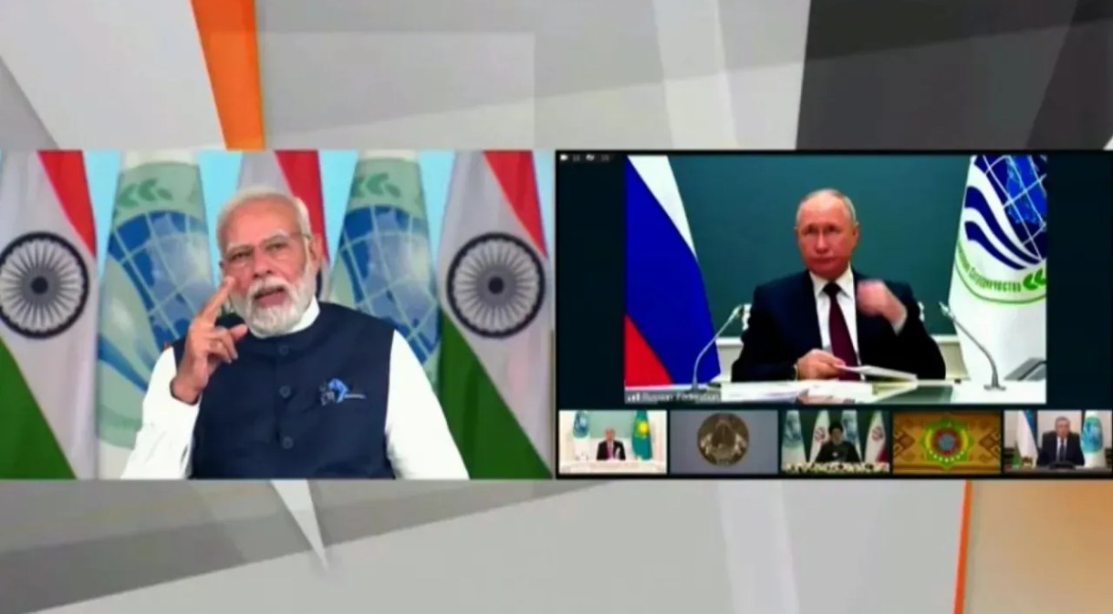 O primeiro-ministro indiano, Narendra Modi, e o presidente russo, Vladimir Putin, retratados lado a lado na cúpula virtual da Organização de Cooperação de Xangai em 4 de julho