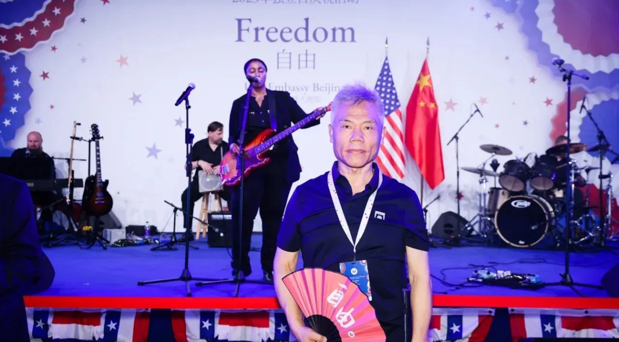 Sima Nan, um especialista nacionalista chinês conhecido por sua postura antiamericana, participa da celebração do Dia da Independência na embaixada dos EUA em Pequim, em 4 de julho