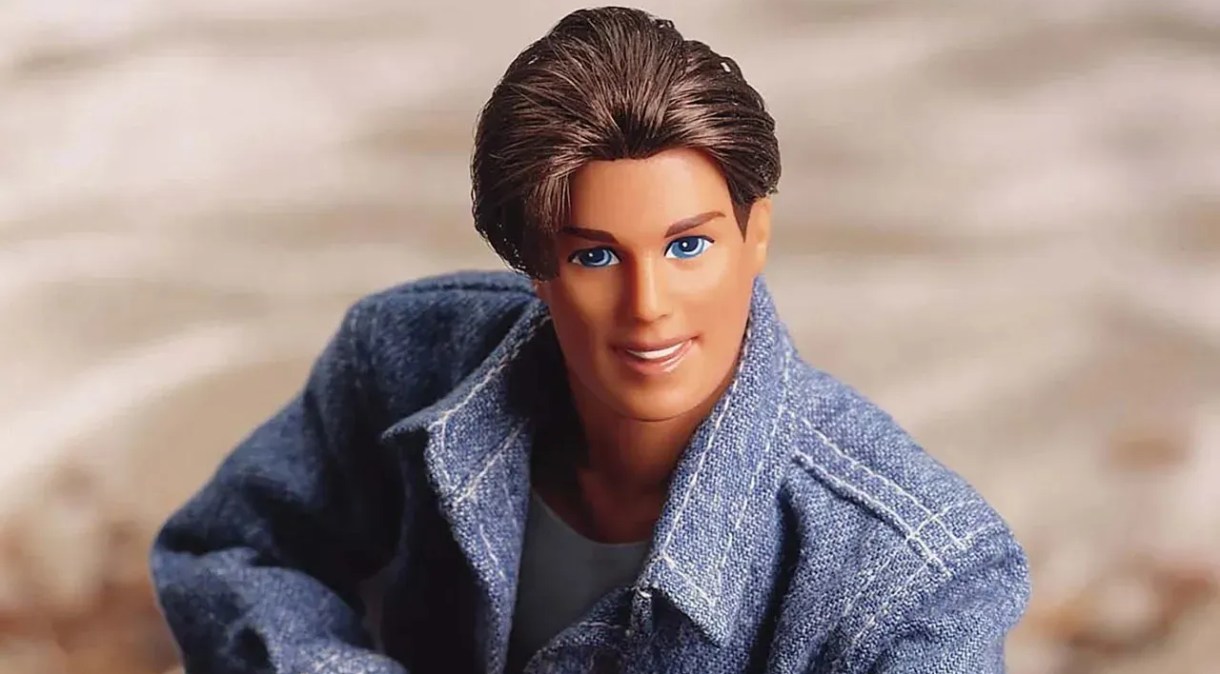 Esse Ken de 1995, com seu conjunto jeans sobre jeans e cabelo esvoaçante, tentou muito ser um galã. Essa é a vida do sofrido boneco namorado da Mattel.