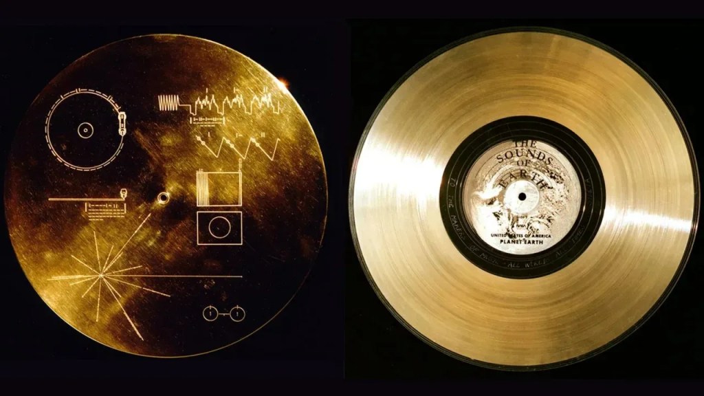 Ambas as sondas Voyager carregam uma cópia do Golden Record. A capa protetora do disco, com instruções para a reprodução de seu conteúdo, é mostrada à esquerda