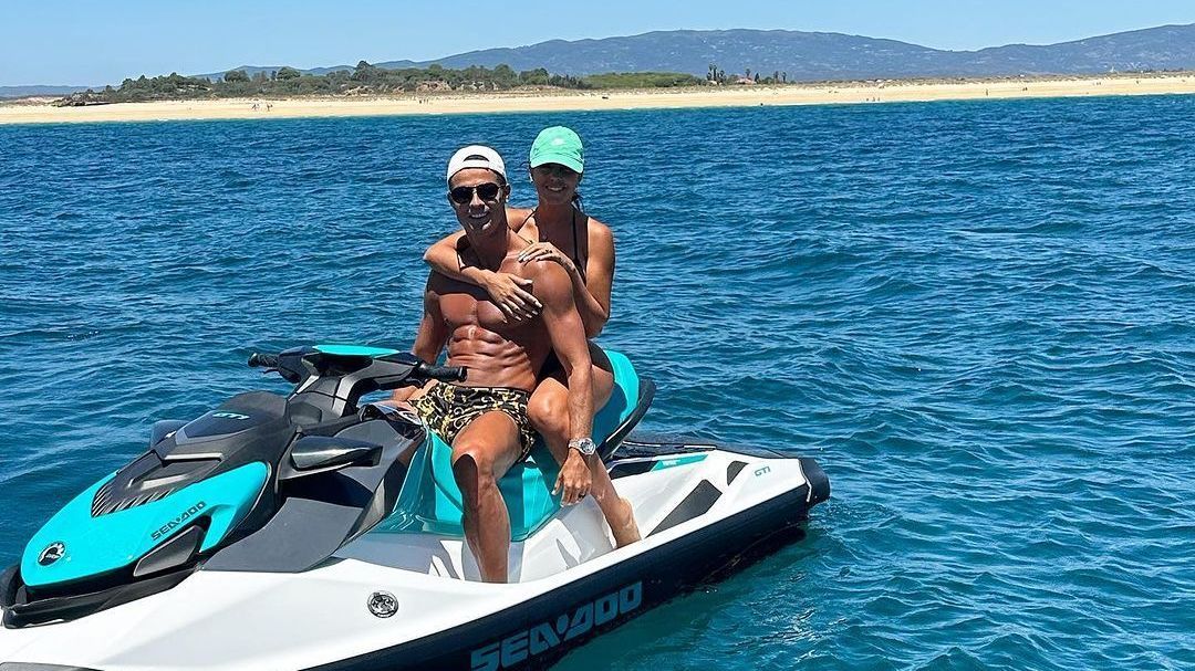 Cristiano Ronaldo também tem aproveitado a folga em praias ao lado da esposa Giorgina