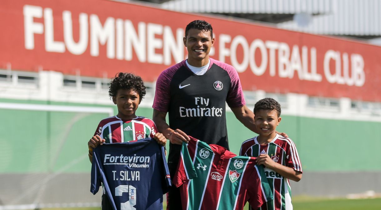 Thiago Silva e filhos em visita ao Fluminense em 2019