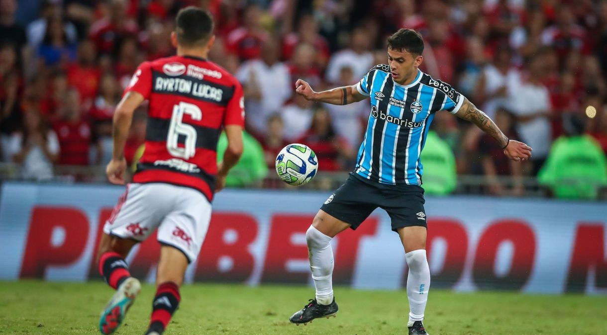 Grêmio e Flamengo em partida pelo Campeonato Brasileiro