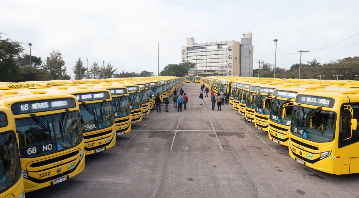 Entrega de novos ônibus pela prefeitura de Jundiaí (SP): investimentos das prefeituras dobraram entre 2018 e 2020