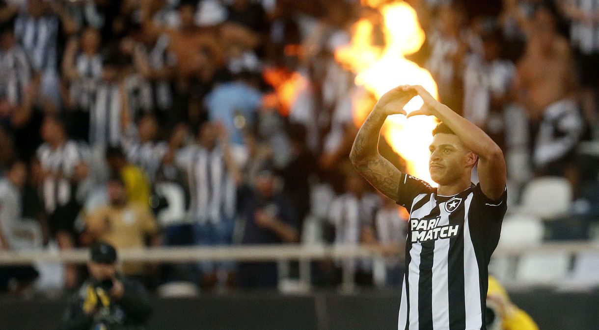 Luis Henrique, do Botafogo, comemora gol contra o Vasco, em duelo pelo Campeonato Brasileiro