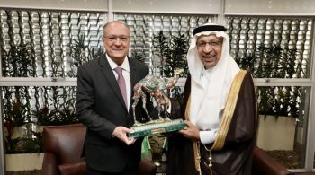 Vice-presidente recebeu o presente durante visita do ministro de Investimentos da Arábia Saudita, Khalid Al-Falih; anteriormente, ministro da Fazenda brasileiro ganhou a estátua de uma onça, mas também anunciou devolução