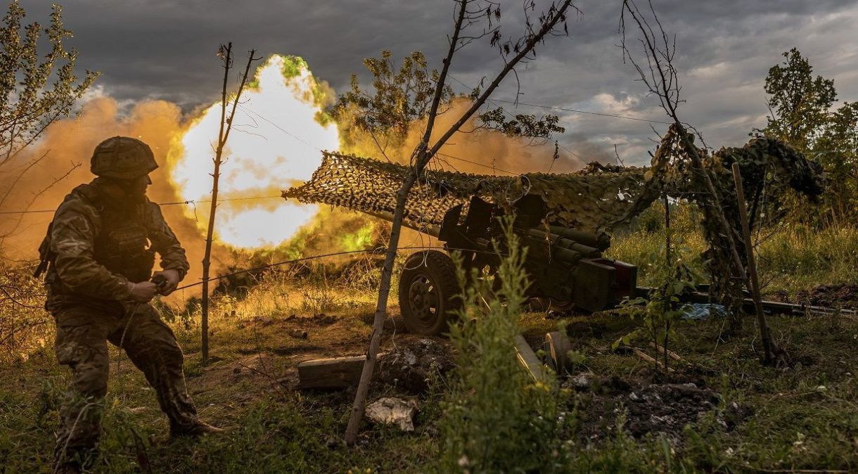 Soldado ucraniano em ação de artilharia nas proximidades de Bakhmut