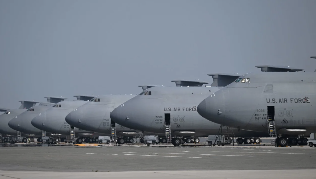 Aviões de transporte da Força Aérea dos EUA parados na pista da base da Força Aérea de Dover em Dover, Delaware, em 19 de junho de 2023.