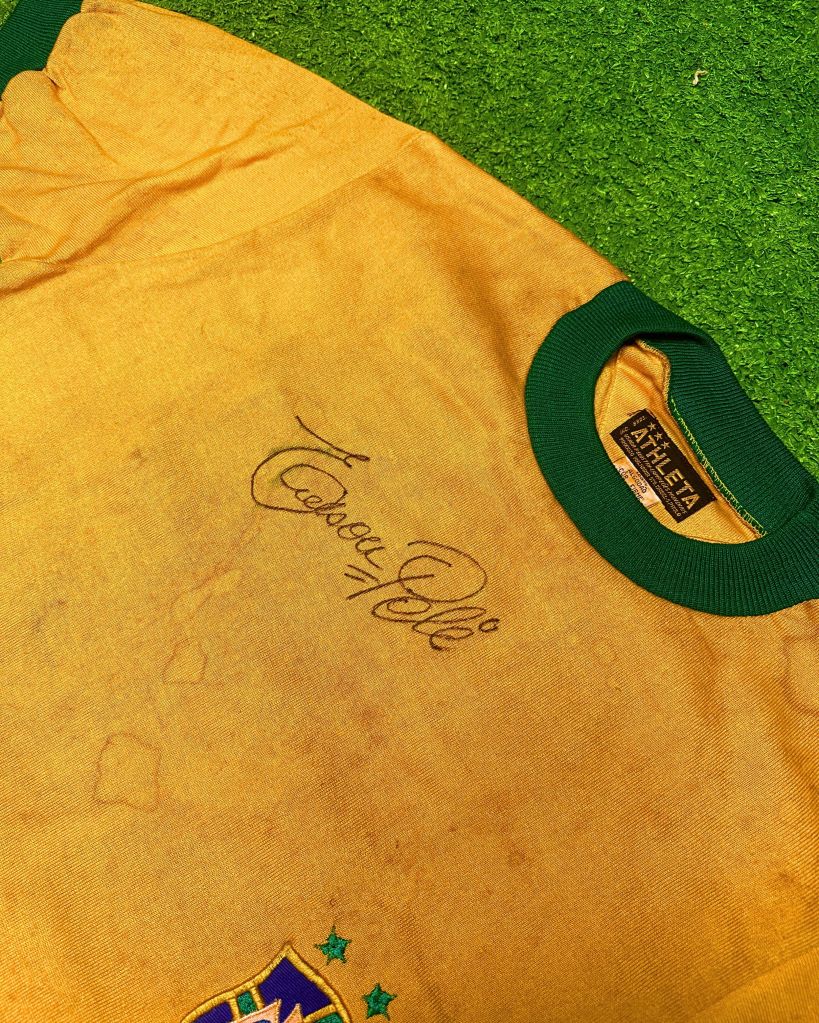 Detalhe do autógrafo de Pelé na camisa que será leiloada pela Play For a Cause