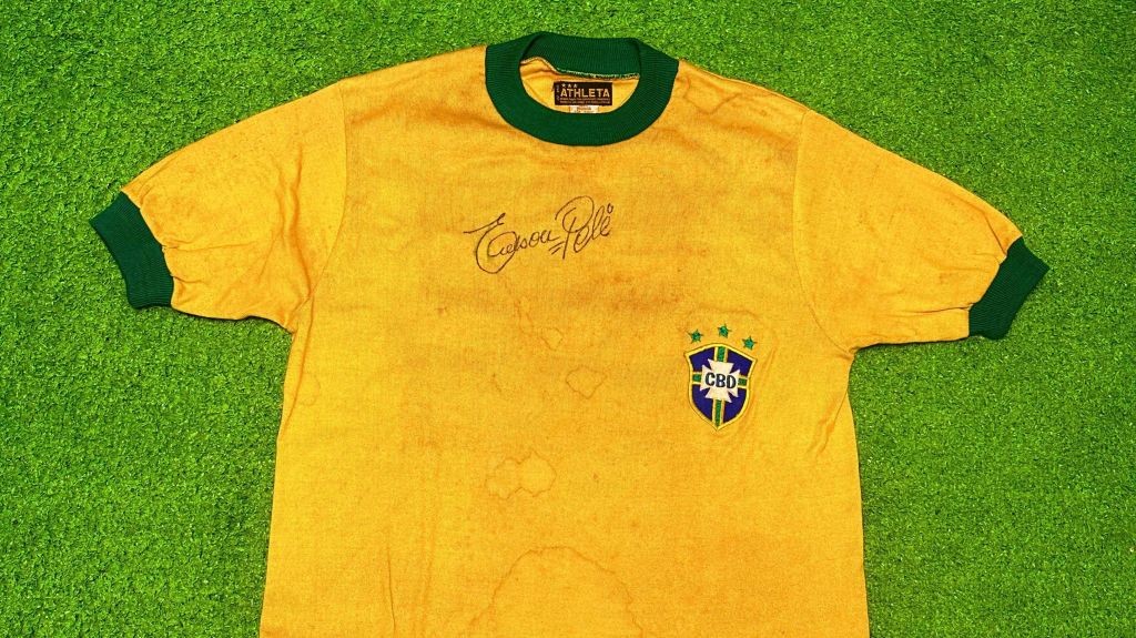 Camisa da Seleção Brasileira, de 1971, autografada por Pelé, vai a leilão