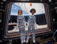 Barbies já foram para o espaço, de verdade; veja bonecas na estação espacial da Nasa