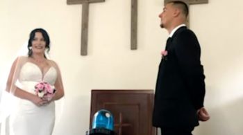 Ferramenta redigiu os convites, preparou o discurso de consagração do matrimônio e outros detalhes para a cerimônia realizada em uma igreja no Colorado; casal se conheceu há dois anos por meio do Tinder  