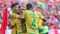 Cuiabá aproveita expulsão e vence o Inter de virada com gol de Deyverson