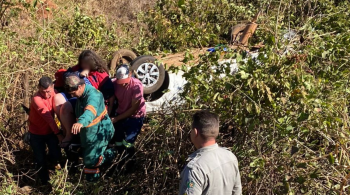 Vítima precisou fingir que estava morta após acidente para conseguir escapar de criminosos; informações foram confirmadas pela polícia, que também confirmou as mortes dos três homens