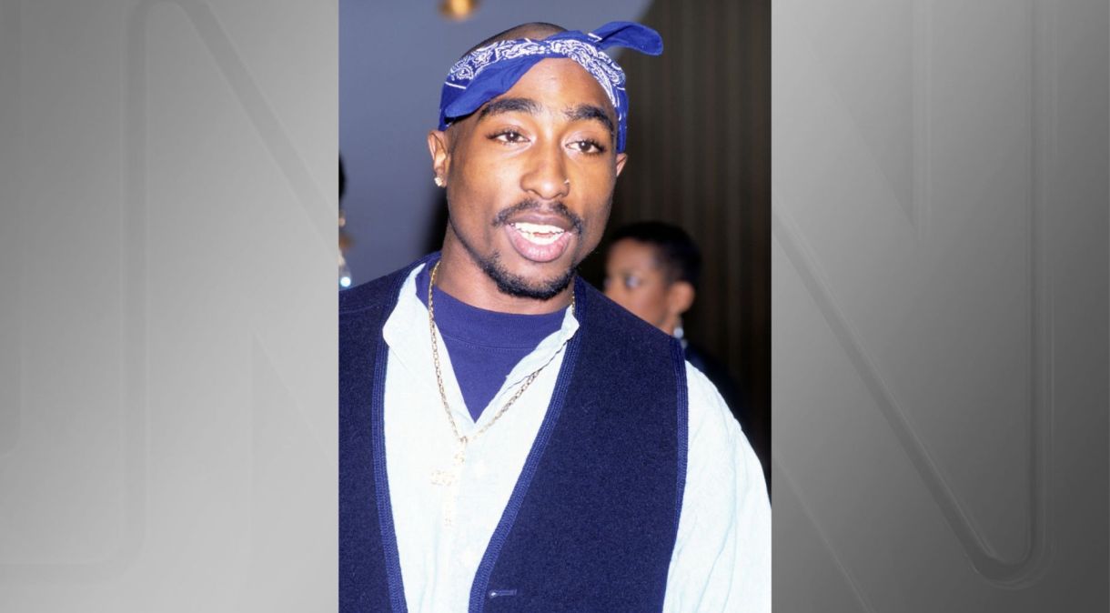 Foto do rapper e ator americano Tupac Shakur (também conhecido como 2Pac) em 1996
