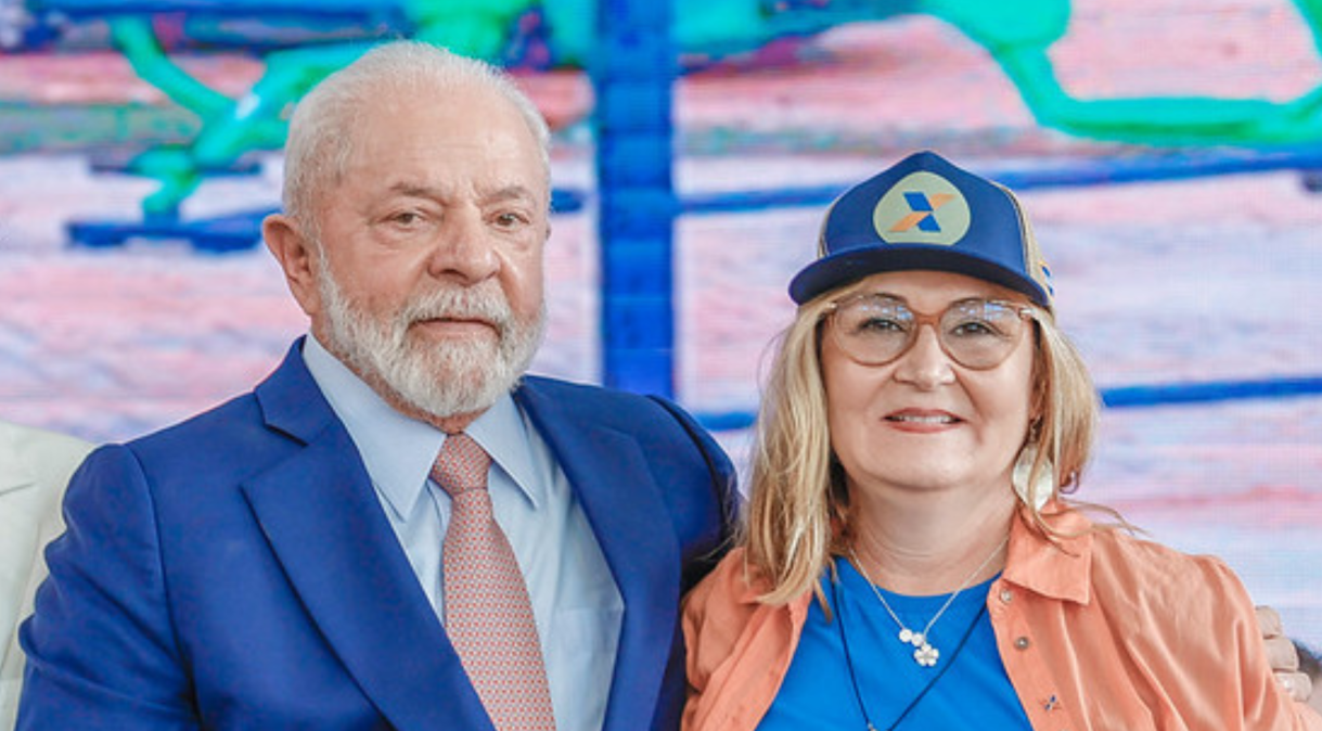 Lula e a presidente da Caixa, Maria Rita Serrano; petista disse não ter pressa para trocas em cargos