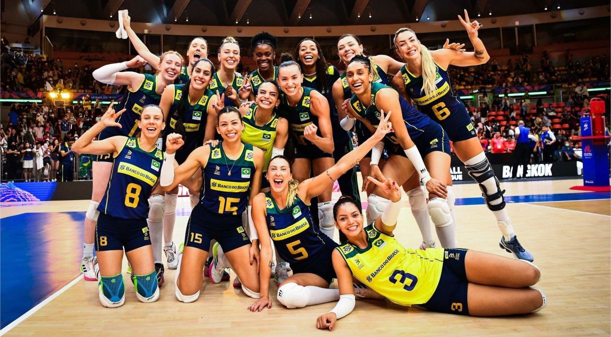 Seleção Brasileira Feminina de Vôlei comemora vitória contra a Tailândia