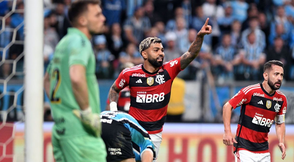 Gabigol comemora o primeiro gol do Flamengo contra o Grêmio, em Porto Alegre